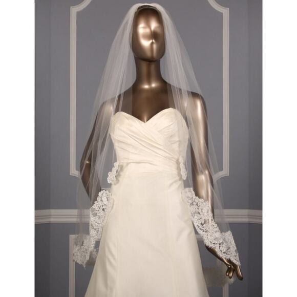 TONI FEDERICI Courtney 10-730 Light Ivory Fingertip Length Lace Edge Bridal Veil - Picture 1 of 7